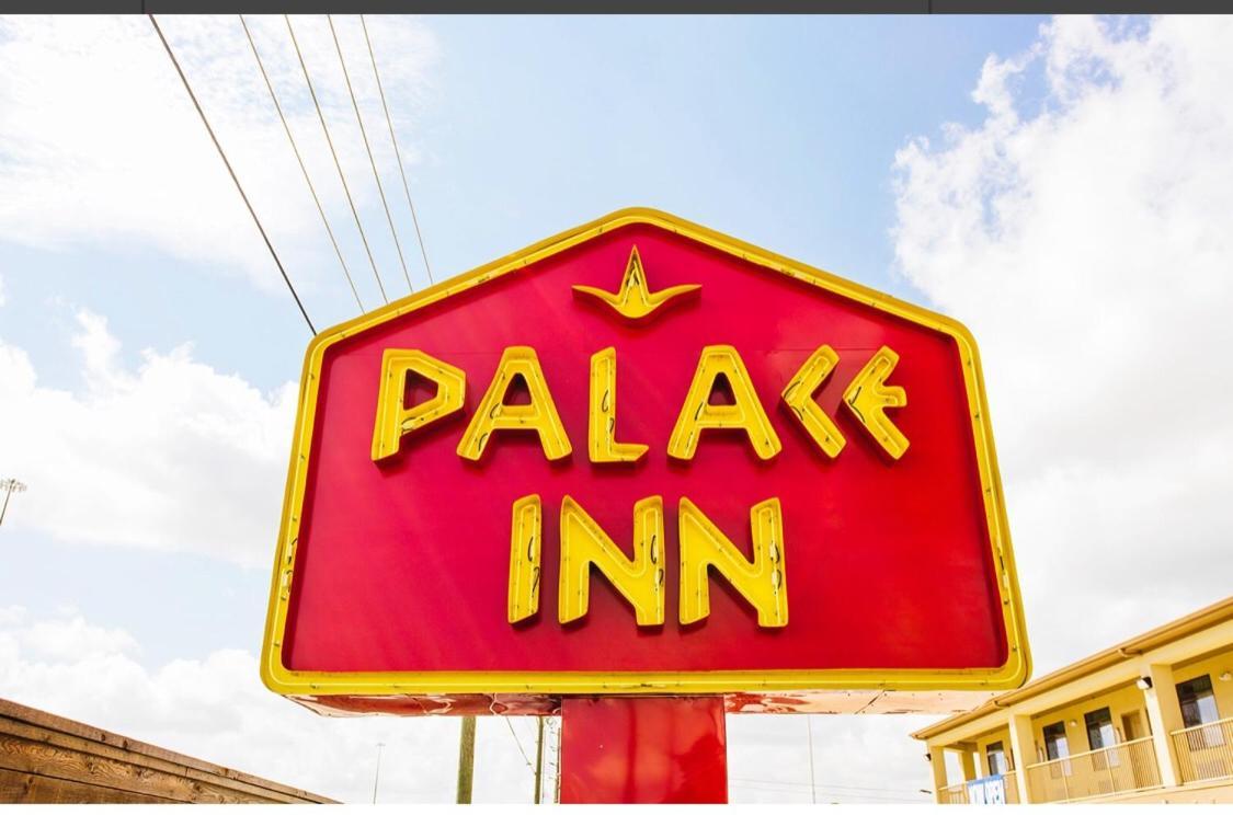 Palace Inn Конро Екстериор снимка